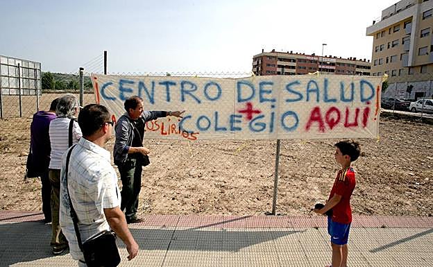 Vecinos de Los Lirios demandan equipamientos para el barrio. 