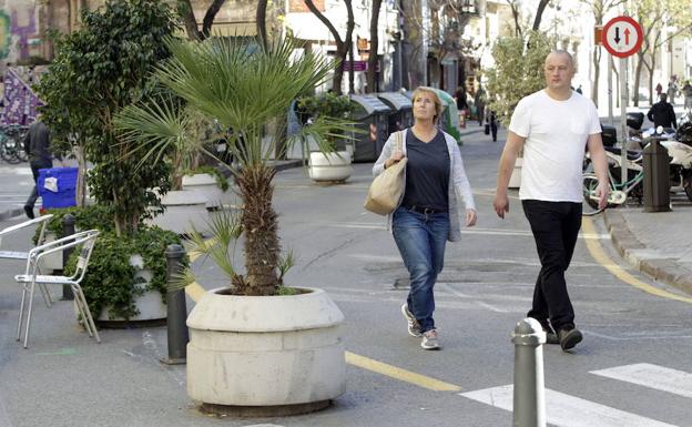 Maceteros y bolardos usados para separar espacios en una ciudad española. 