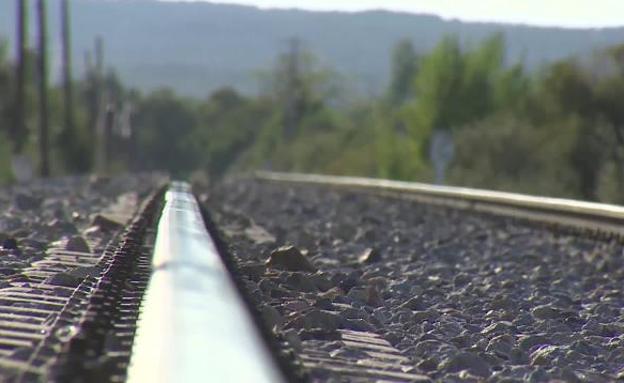 Muere un adolescente arrollado por un tren en Toledo mientras se hacía fotos con sus amigos en las vías