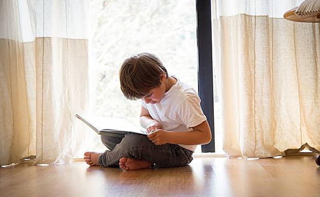 Un niño lee un cuento. 
