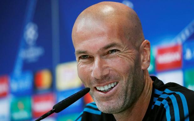 Zinedine ZIdane, sonriente ante los medios. 