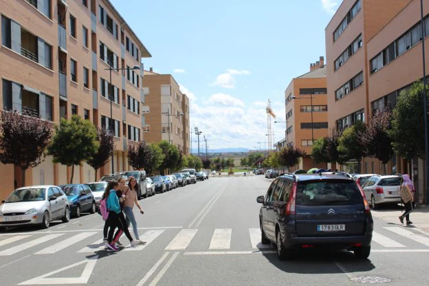 Unos jóvenes cruzan un paso de cebra del tramo de la calle Julián Fernández Ollero de Haro donde se modificará el estacionamiento. :: 