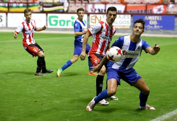 Jaime Paredes defiende una jugada en la banda ante el Avilés. ::