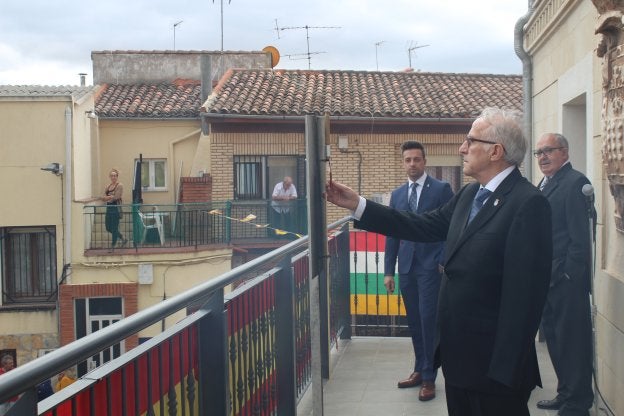 El alcalde, Pedro Espinosa, en el lanzamiento del cohete. :: m.f.