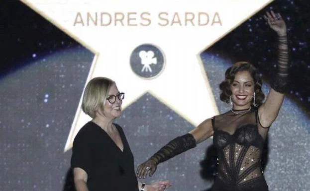 La actriz Hiba Abouk junto a la responsable del departamento creativo Andres Sarda, Nuria Sardá.