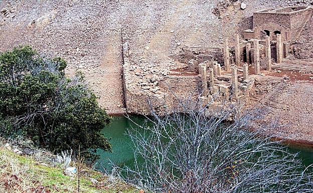 Nivel bajo del pantano de Mansilla. 