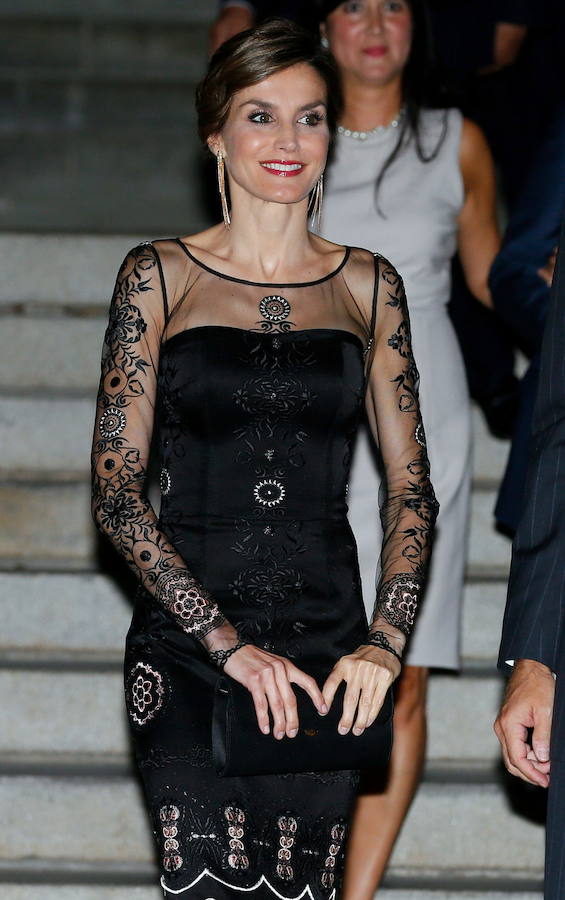 La reina Letizia, a la salida de la cena ofrecida en honor de los Reyes de España por la Universidad de Georgetown.