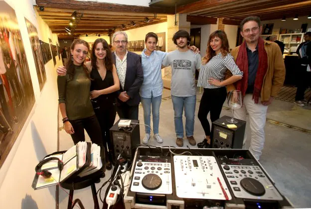 Rocandio y DJ Vito posan con los autores de la exposición 'Diverso' en la Casa de la Imagen. :: JUAN MARÍN