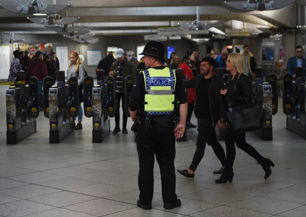 Patrullas policiales fueron desplegadas por el suburbano londinense después de que se declarara el nivel 'crítico' de alerta. :: F. A. / efe