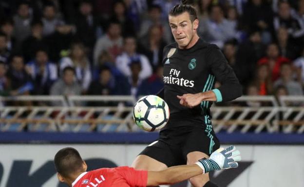 Gareth Bale supera la salida de Rulli. 