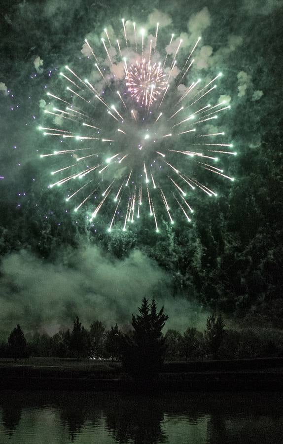 El cielo de Logroño se iluminó con los primeros fuegos artificiales de las fiestas