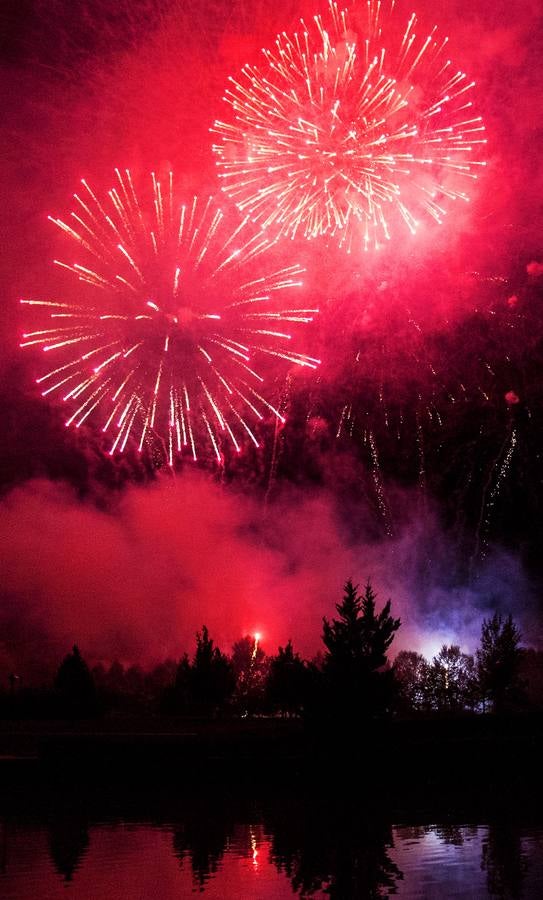 El cielo de Logroño se iluminó con los primeros fuegos artificiales de las fiestas