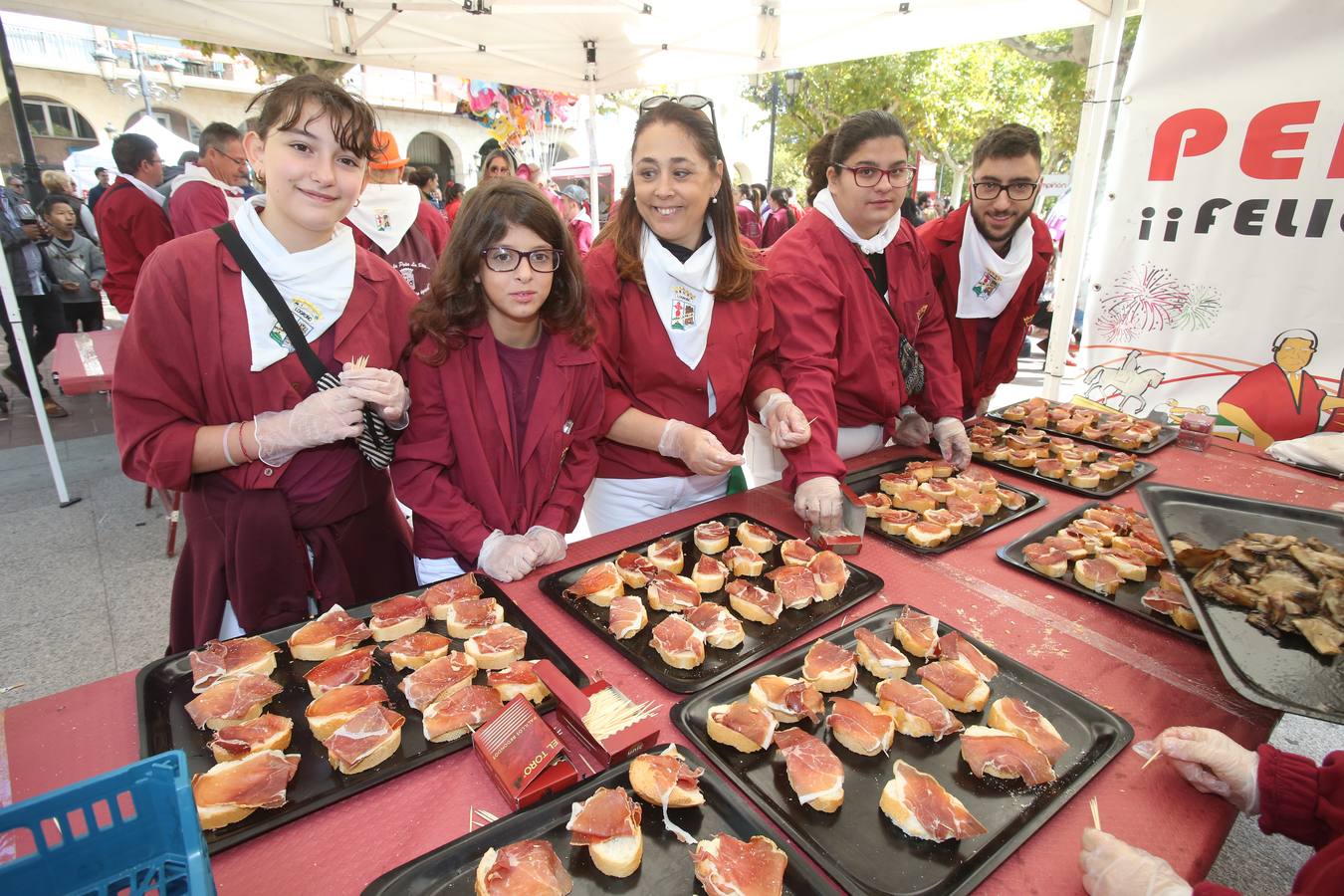 La federación de peñas de Logroño celebró en El Espolón la degustación de vinos y pinchos