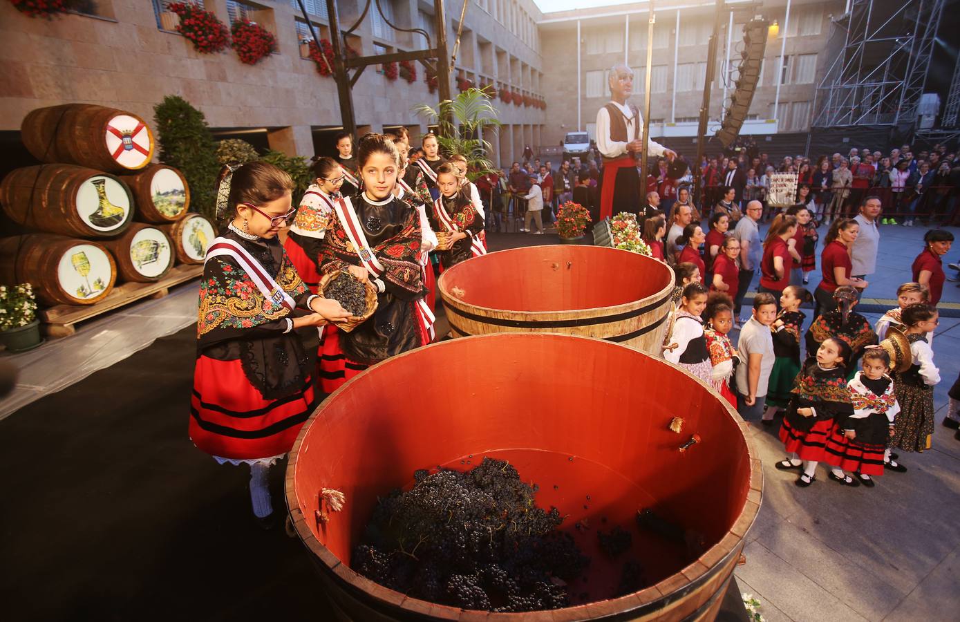 Protección Civil, cuatro peñas y el Grupo de Danzas protagonizaron el pisado popular junto a Carlos Coloma