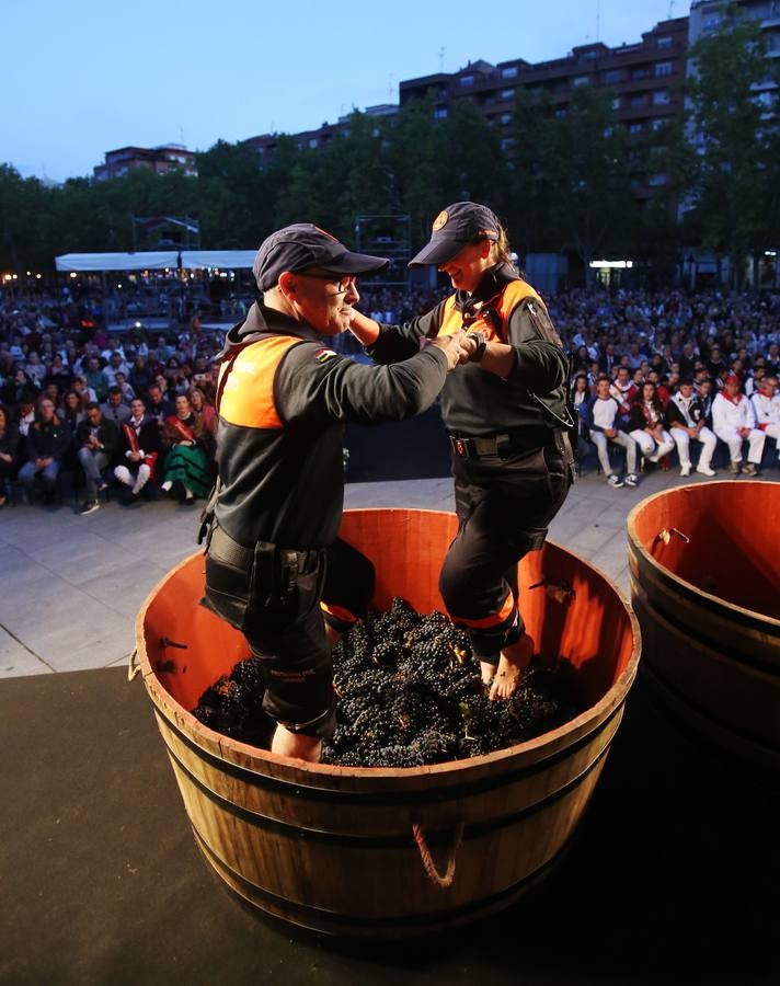 Protección Civil, cuatro peñas y el Grupo de Danzas protagonizaron el pisado popular junto a Carlos Coloma