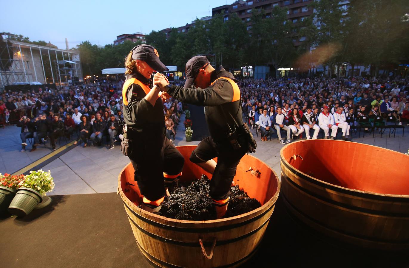 Protección Civil, cuatro peñas y el Grupo de Danzas protagonizaron el pisado popular junto a Carlos Coloma