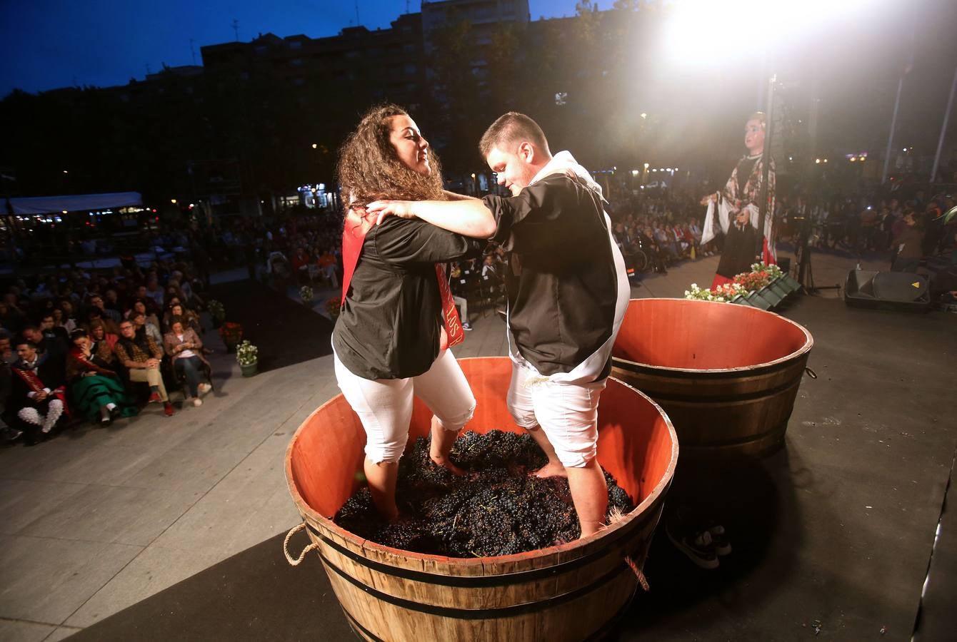 Protección Civil, cuatro peñas y el Grupo de Danzas protagonizaron el pisado popular junto a Carlos Coloma