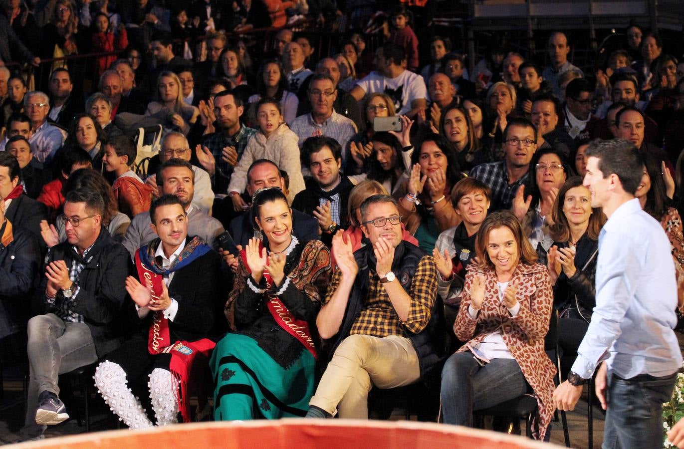 Protección Civil, cuatro peñas y el Grupo de Danzas protagonizaron el pisado popular junto a Carlos Coloma