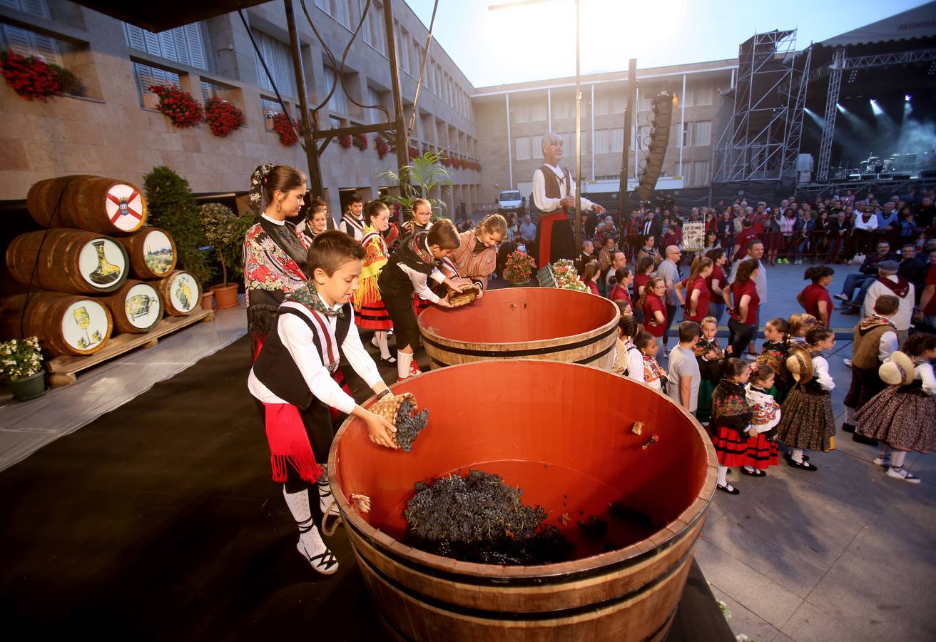 Protección Civil, cuatro peñas y el Grupo de Danzas protagonizaron el pisado popular junto a Carlos Coloma