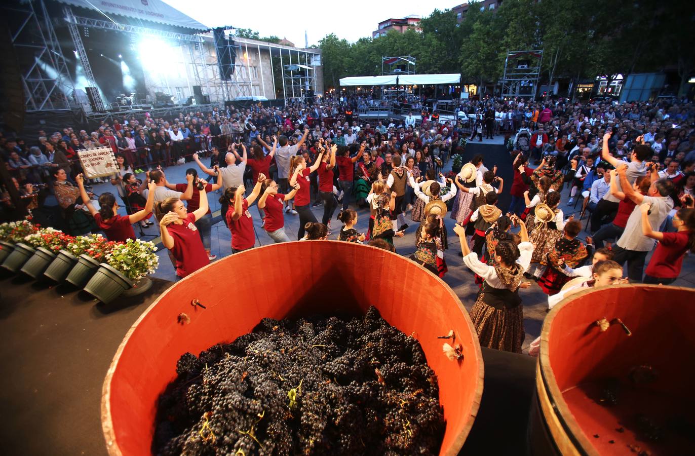 Protección Civil, cuatro peñas y el Grupo de Danzas protagonizaron el pisado popular junto a Carlos Coloma