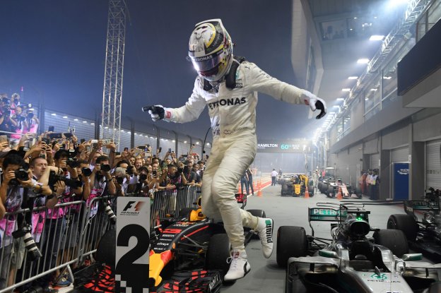 El piloto británico Lewis Hamilton (Mercedes) celebra su inesperada victoria en el Gran Premio de Singapur. :: MOHD RASFAN / AFP
