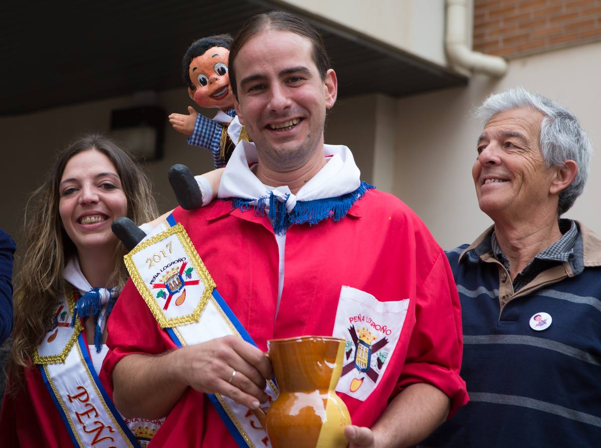 Los responsables de la compañía de marionetas Maese Villarejo han recibido el reconocimiento de la Peña Logroño por su contribución a las fiestas de San Mateo