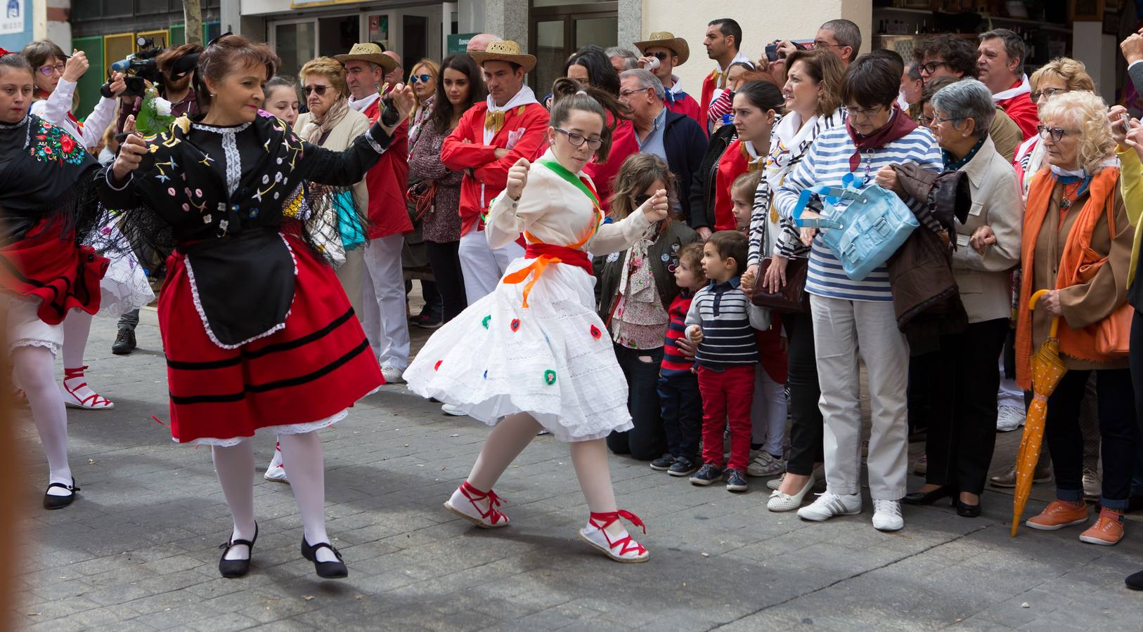 Los responsables de la compañía de marionetas Maese Villarejo han recibido el reconocimiento de la Peña Logroño por su contribución a las fiestas de San Mateo