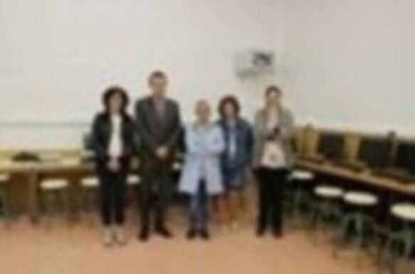 Rivado y Fernández, junto a la concejal Conde, posan con las responsables del CEIP San Felices. :: D.M.A.
