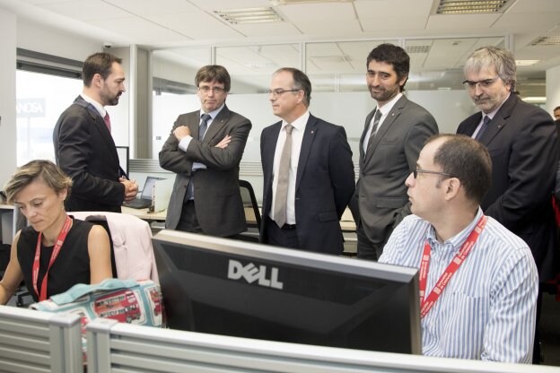 Puigdemont visita la agencia de ciberseguridad de Cataluña, en Hospitalet. :: Marta Pérez / EFE