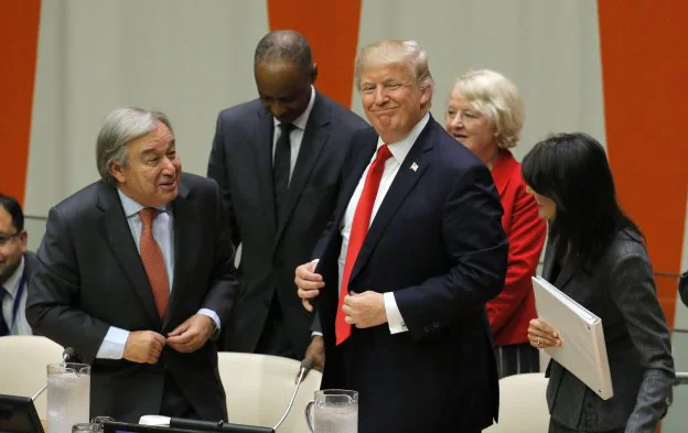 Trump fue recibido ayer por Guterres (izda.) en su primera visita a la sede de la ONU. :: Lucas Jackson / REUTERS
