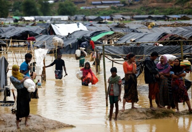 Refugiados rohingya sobreviven en medio del lodazal en un campo de Bangladesh. :: M. P. H. / Reuters