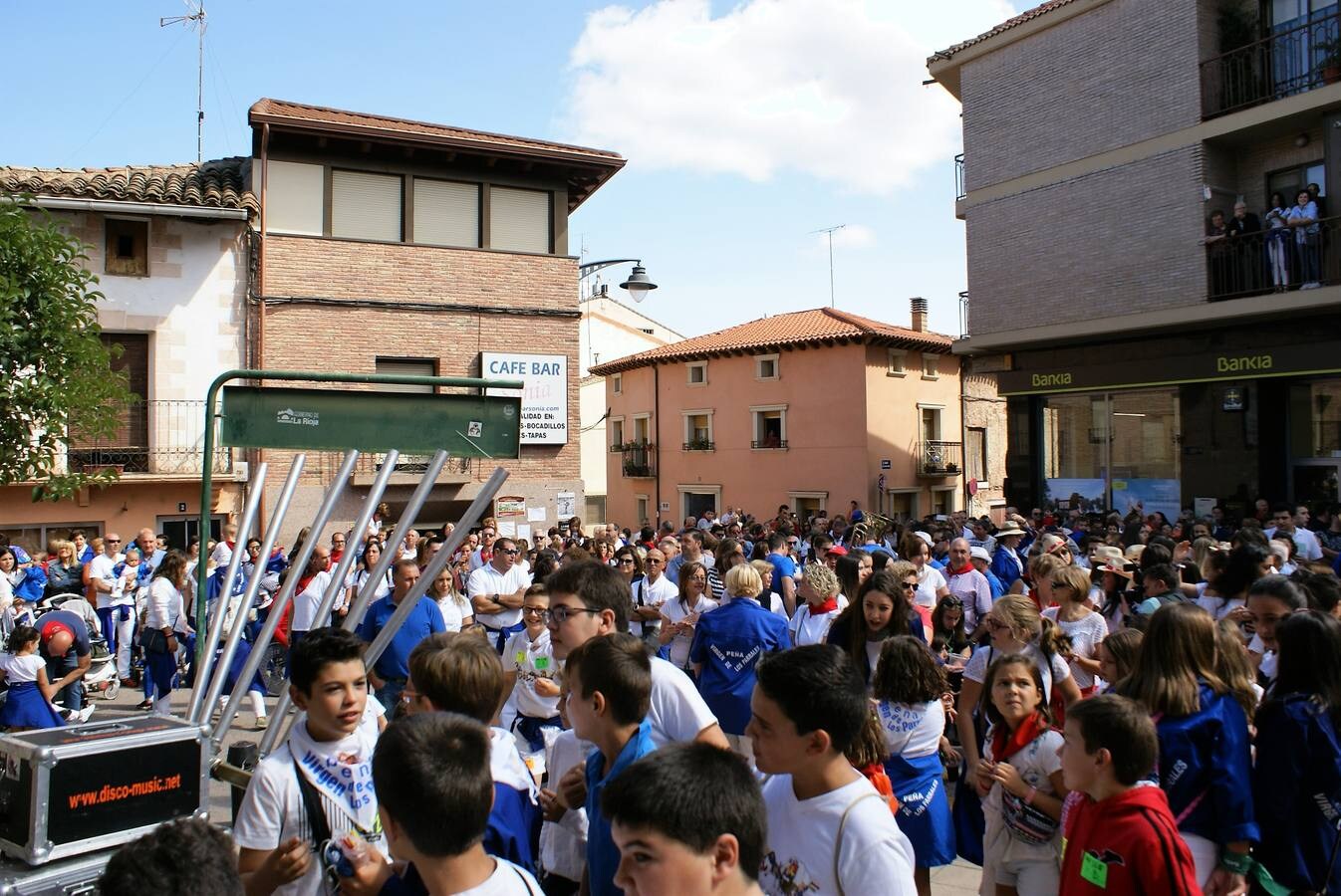 El disparo del cohete en Baños de Río Tobía dio inicio a las fiestas de San Mateo.