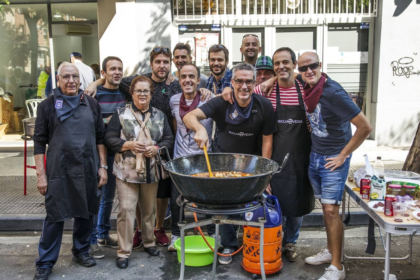 Gran ambiente y mejores guisos en el X Concurso de Calderetas que se ha celebrado en la calle Gonzalo de Berceo.