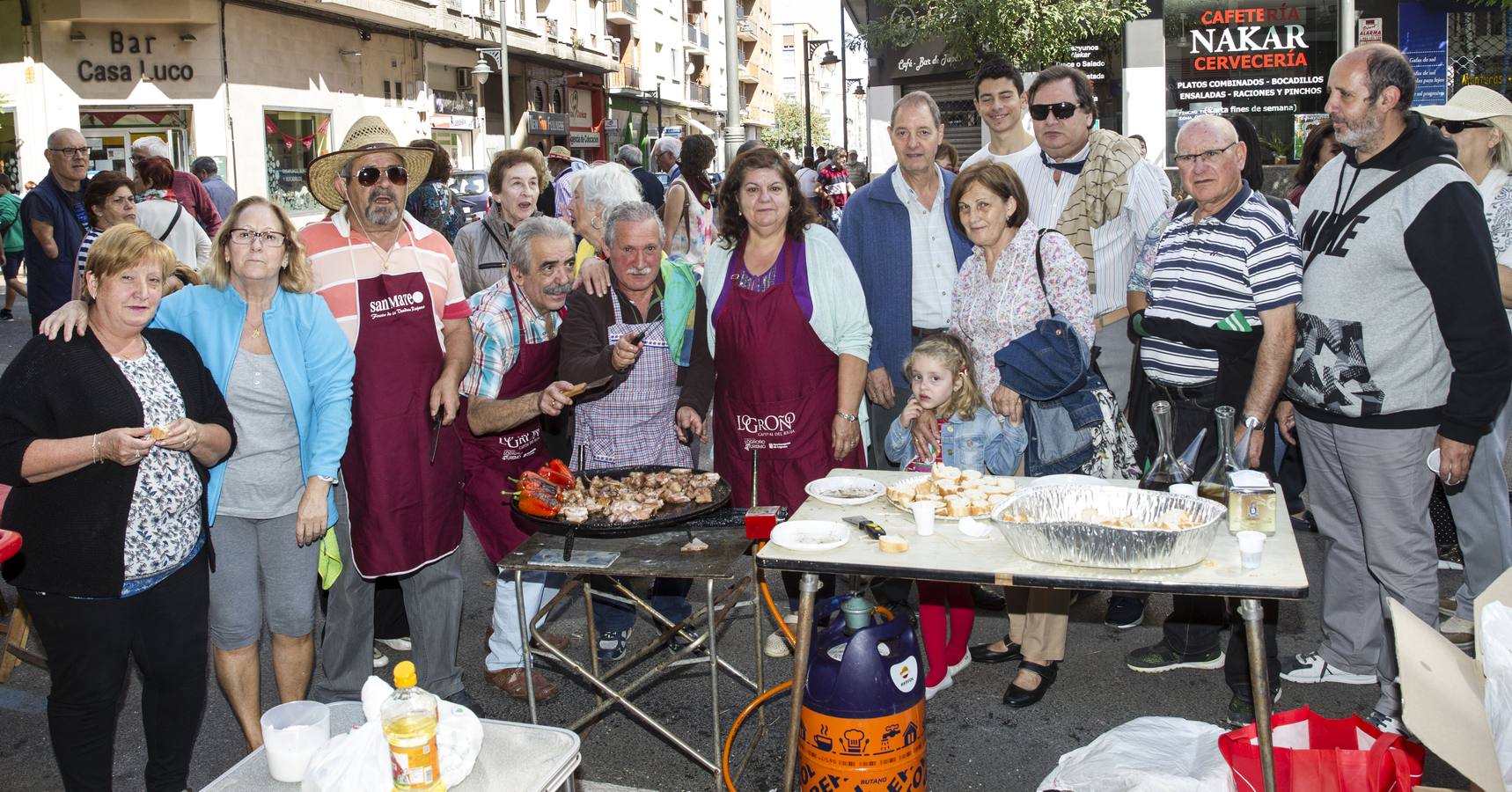 Gran ambiente y mejores guisos en el X Concurso de Calderetas que se ha celebrado en la calle Gonzalo de Berceo.