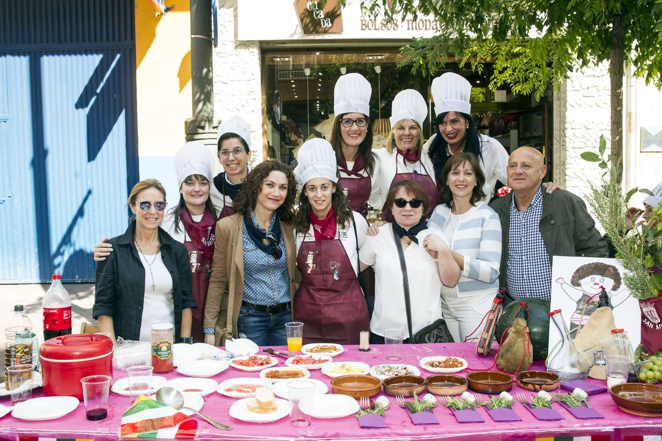 Gran ambiente y mejores guisos en el X Concurso de Calderetas que se ha celebrado en la calle Gonzalo de Berceo.