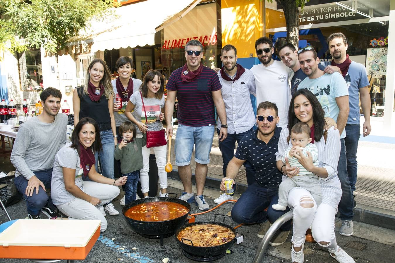 Gran ambiente y mejores guisos en el X Concurso de Calderetas que se ha celebrado en la calle Gonzalo de Berceo.