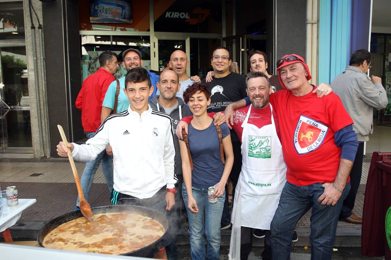 Gran ambiente y mejores guisos en el X Concurso de Calderetas que se ha celebrado en la calle Gonzalo de Berceo.