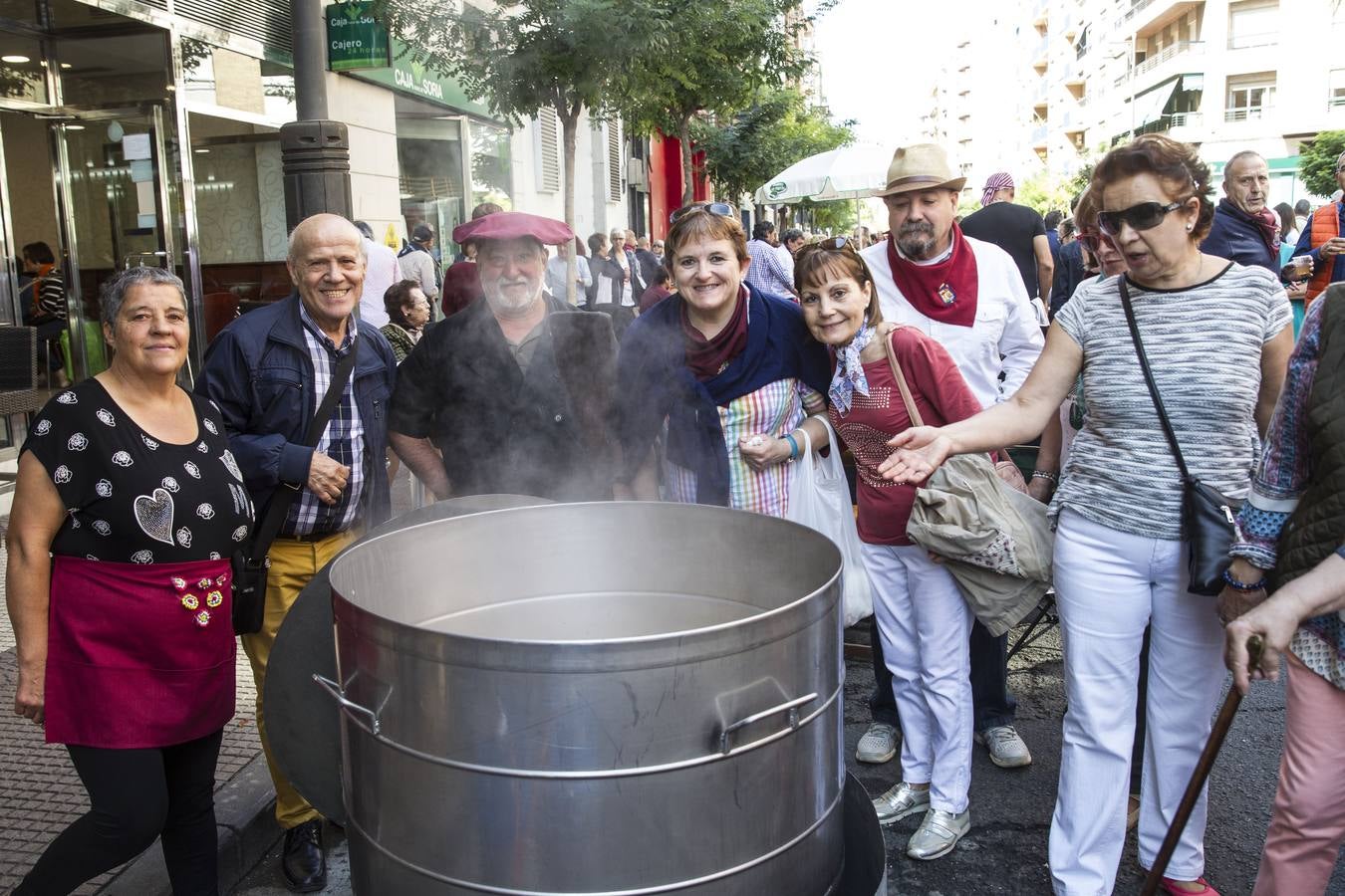 Gran ambiente y mejores guisos en el X Concurso de Calderetas que se ha celebrado en la calle Gonzalo de Berceo.