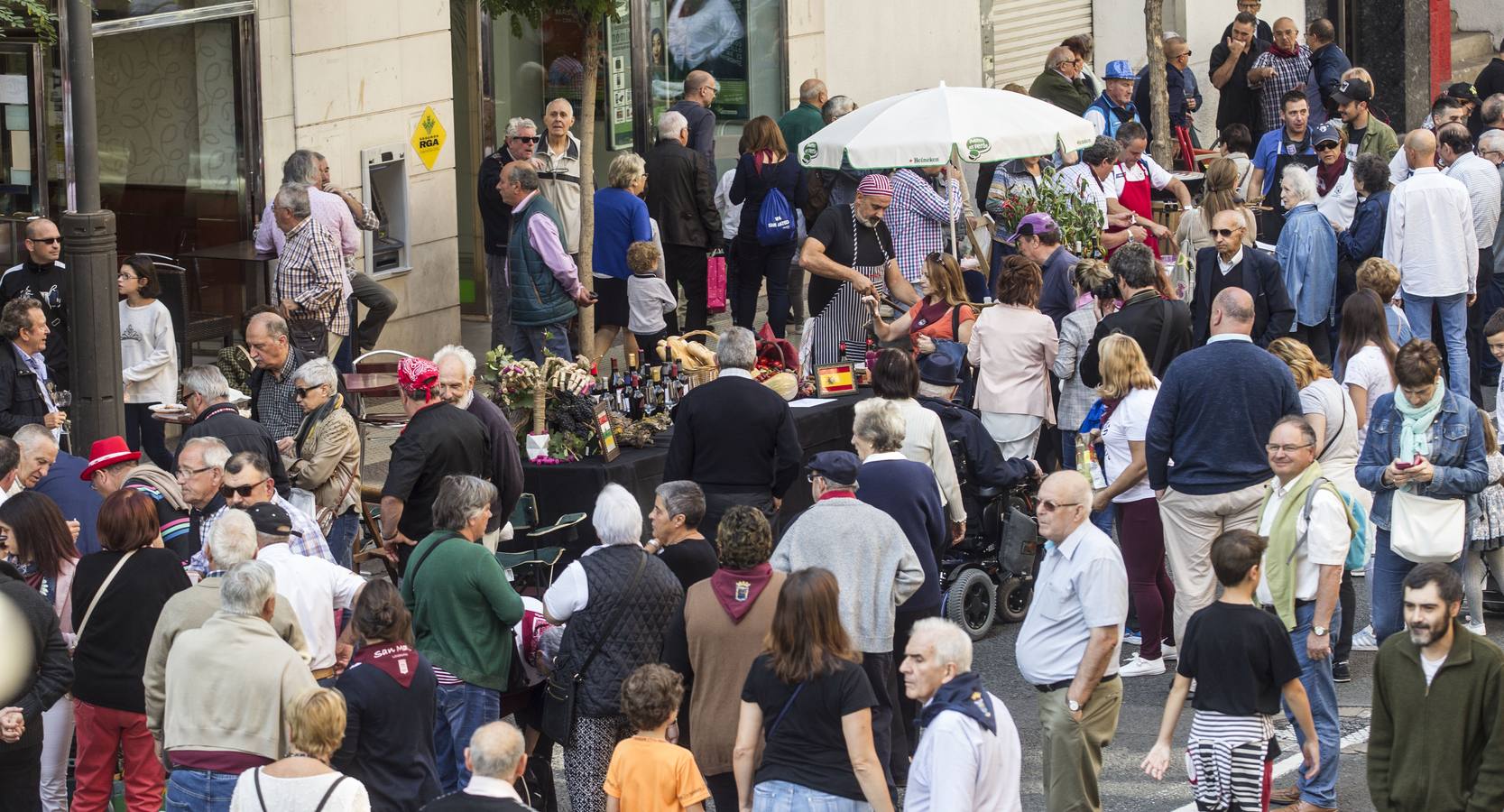 Gran ambiente y mejores guisos en el X Concurso de Calderetas que se ha celebrado en la calle Gonzalo de Berceo.