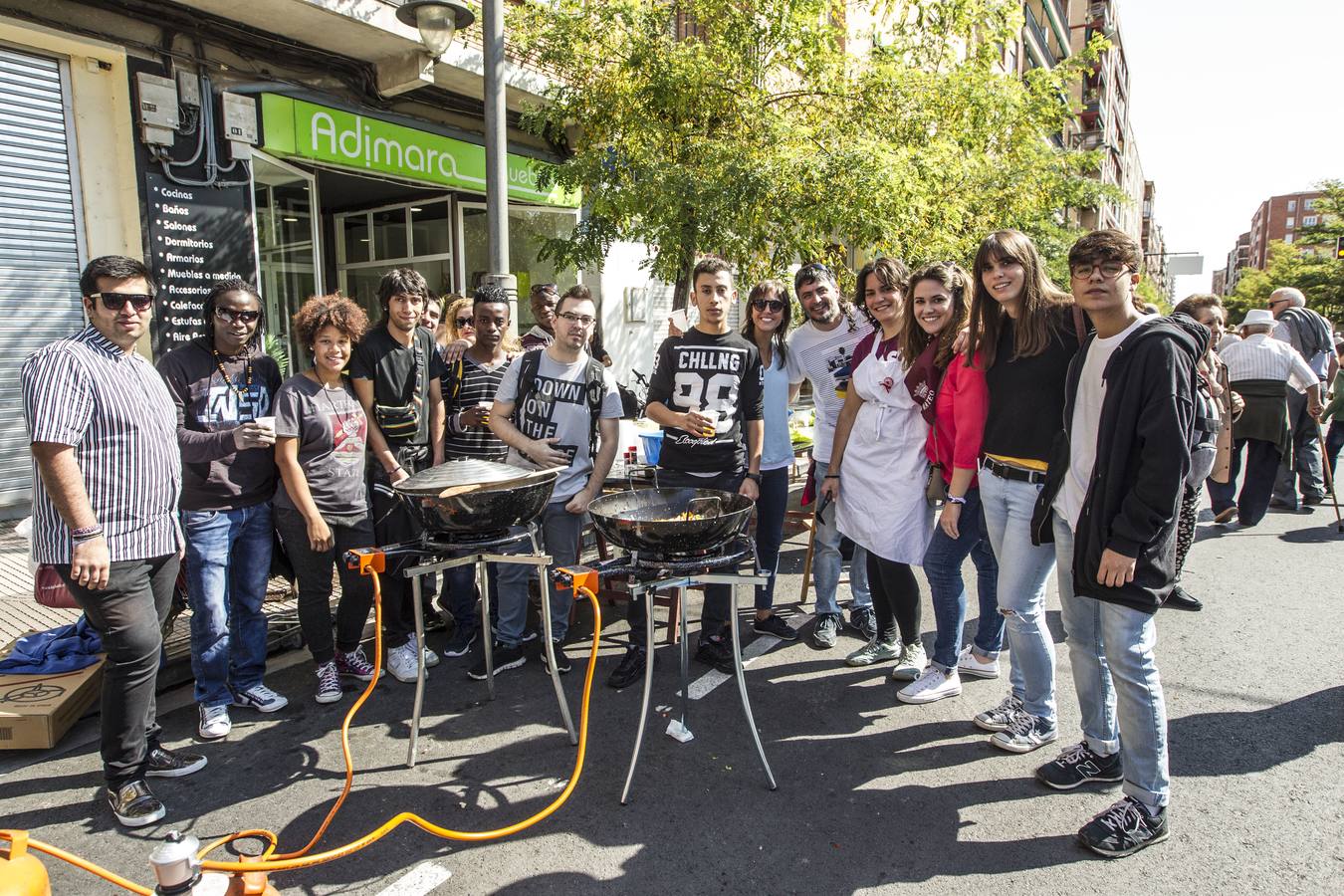 Gran ambiente y mejores guisos en el X Concurso de Calderetas que se ha celebrado en la calle Gonzalo de Berceo.