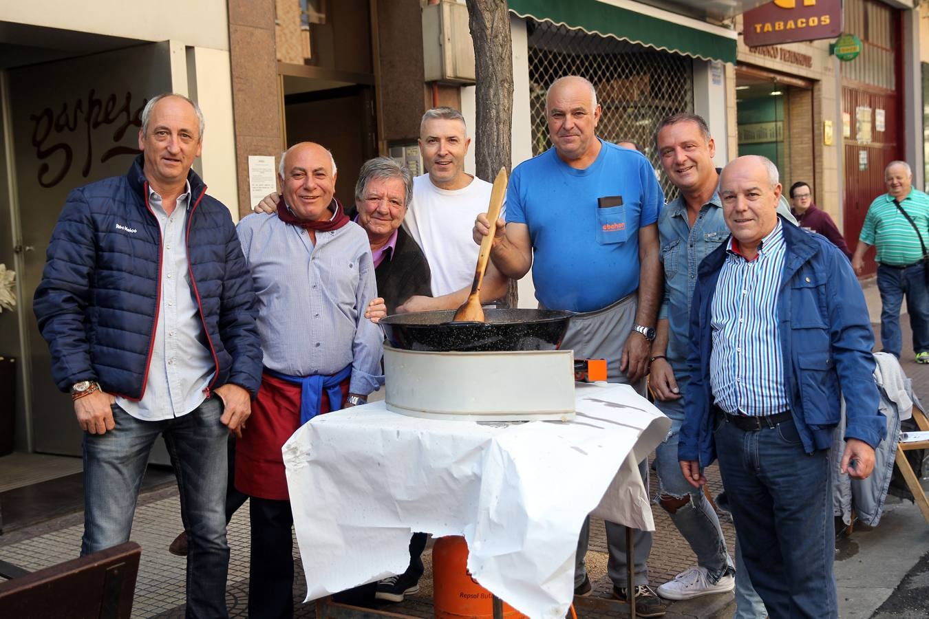 Gran ambiente y mejores guisos en el X Concurso de Calderetas que se ha celebrado en la calle Gonzalo de Berceo.