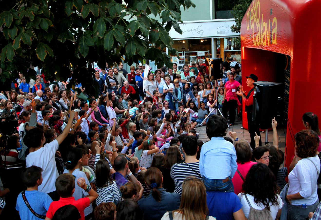 El mago Calavia dejó con la boca abierta a niños y mayores con sus trucos.