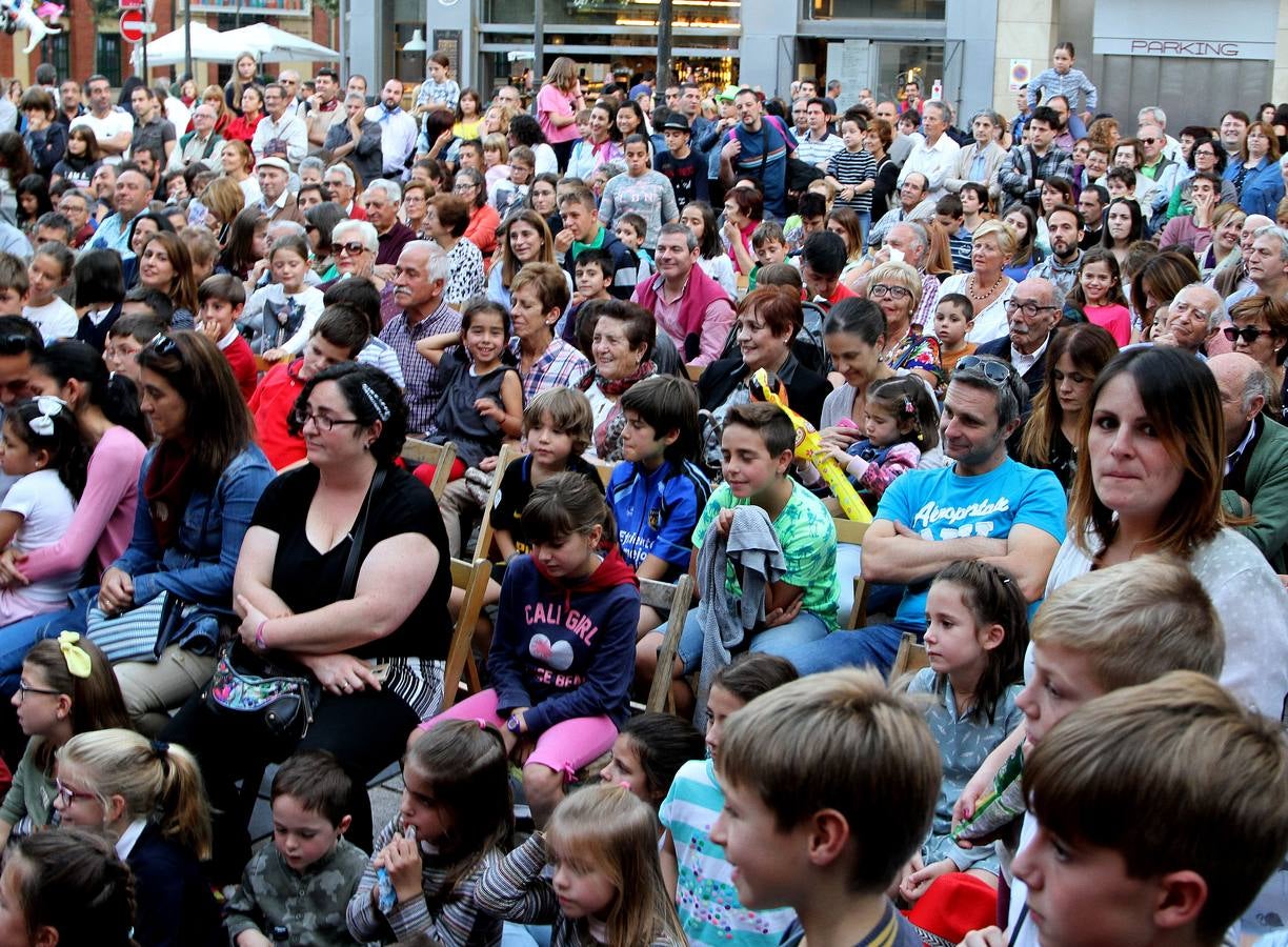 El mago Calavia dejó con la boca abierta a niños y mayores con sus trucos.
