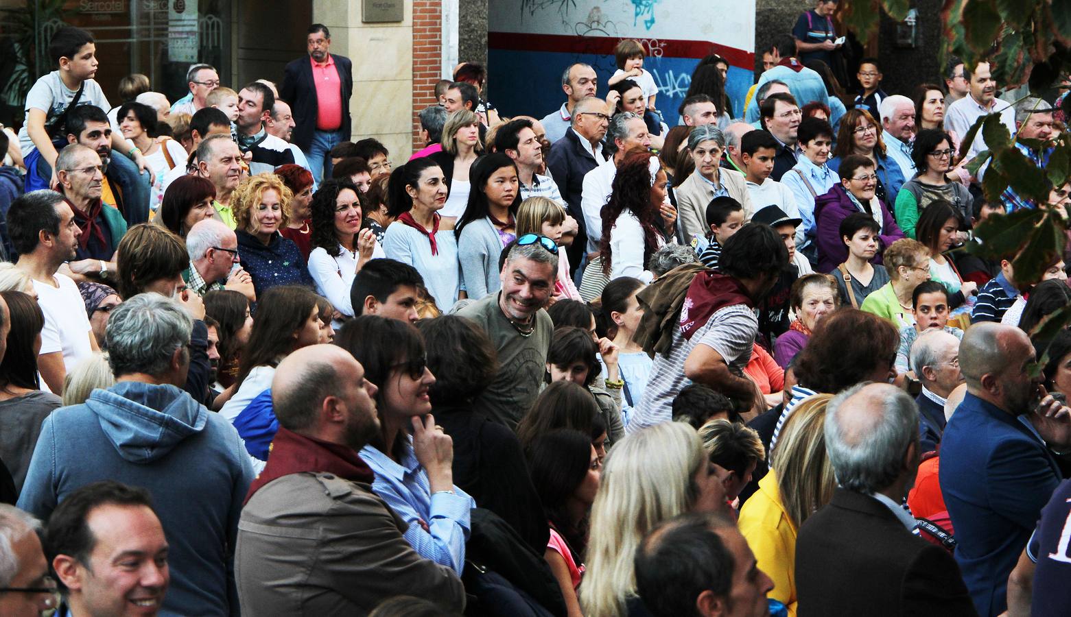El mago Calavia dejó con la boca abierta a niños y mayores con sus trucos.