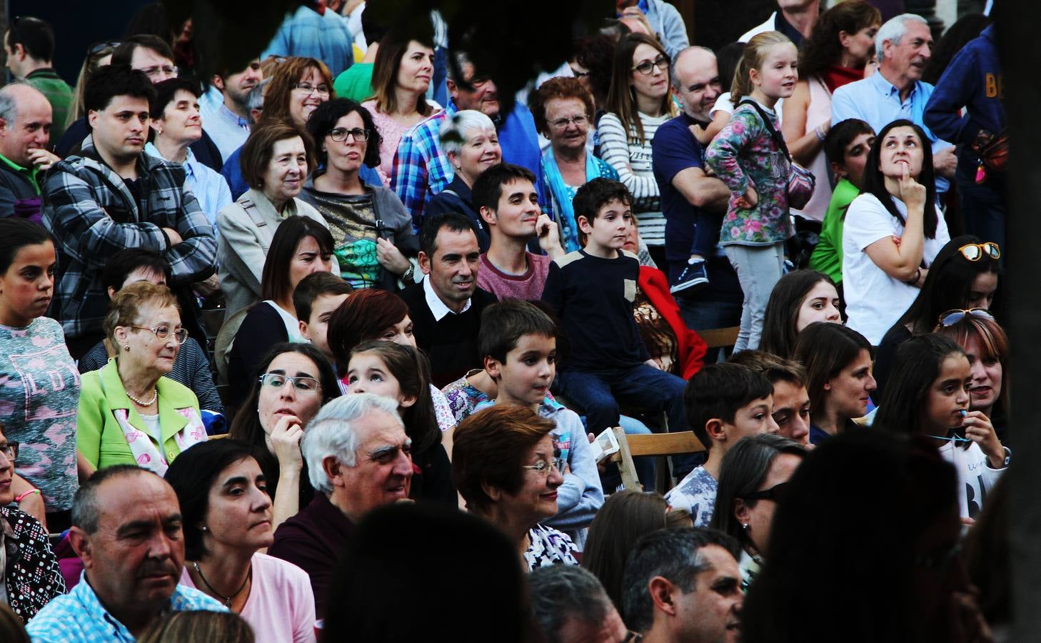 El mago Calavia dejó con la boca abierta a niños y mayores con sus trucos.