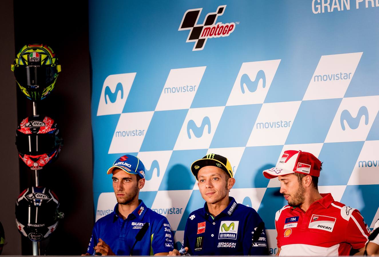 Alex Rins, Valentino Rossi y Andrea Dovizioso atienden a los medios de comuniación.
