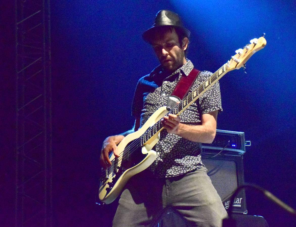 Cientos de personas vieron en directo el concierto de la banda Nacha Pop