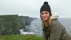 Marina Esparza Frías posa ante los Cliffs of Moher de Irlanda. :: 