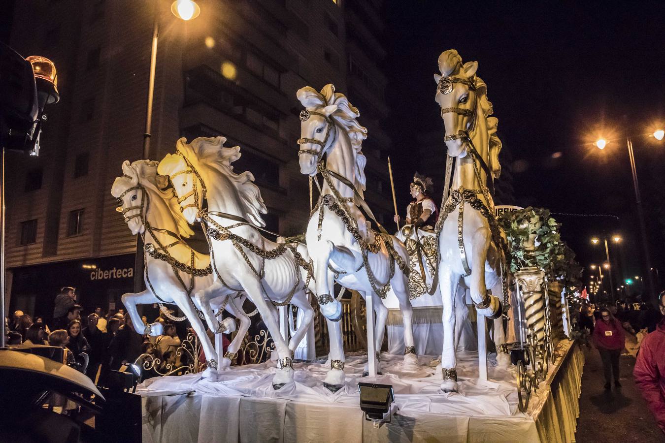 La carroza de la Federación de Casas Regionales, alusiva al lujo de disfrutar del Rioja en la mesa, ha ganado hoy el concurso del tradicional desfile de carrozas de las Fiestas de San Mateo y 61 Vendimia Riojana, de Logroño.