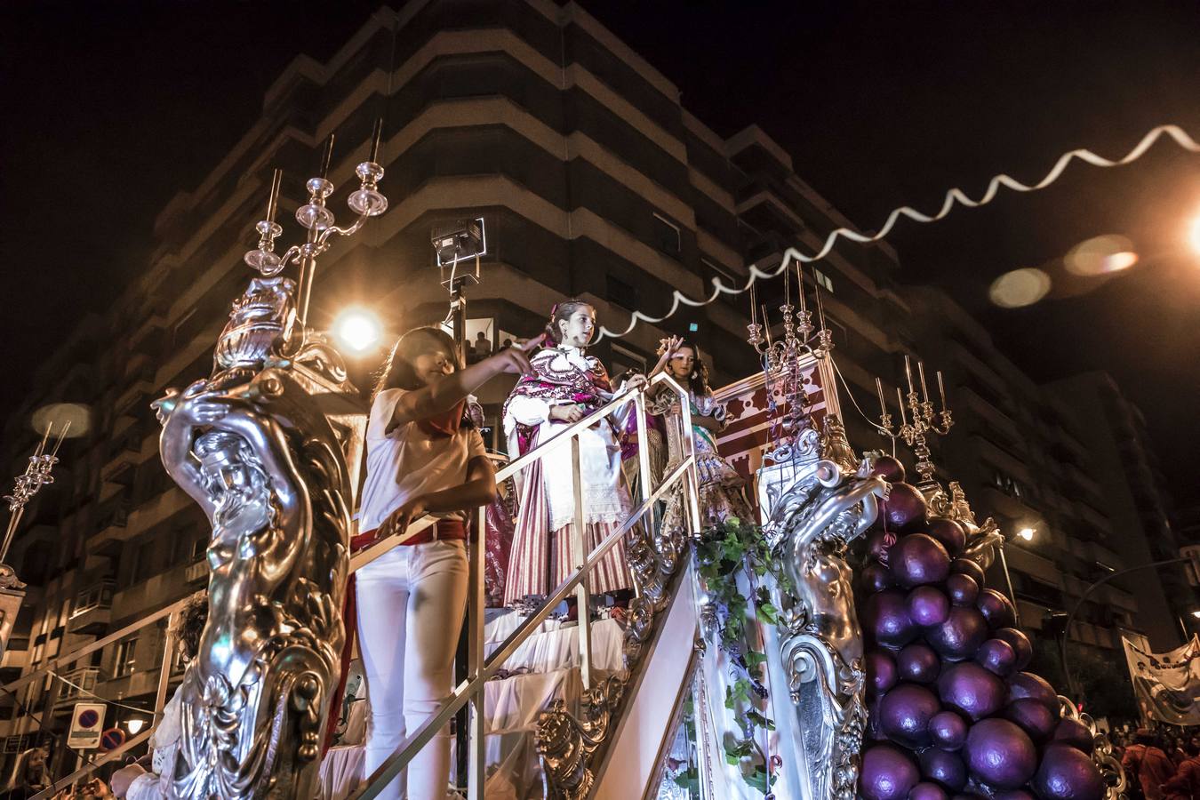 La carroza de la Federación de Casas Regionales, alusiva al lujo de disfrutar del Rioja en la mesa, ha ganado hoy el concurso del tradicional desfile de carrozas de las Fiestas de San Mateo y 61 Vendimia Riojana, de Logroño.
